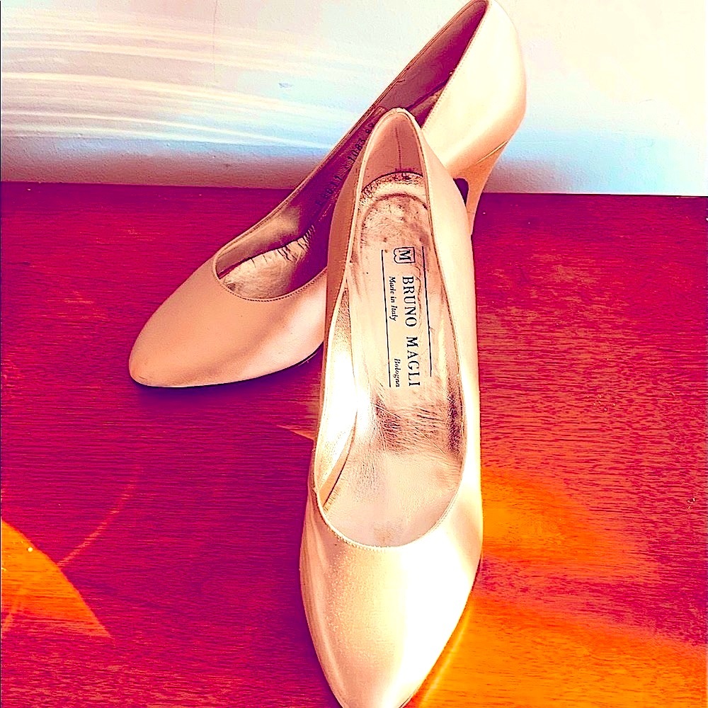 ☃️ BRUNO MAGLI, bone satin, ELEGANT like new. 8b. comp NORDSTROM $350.
dyable!